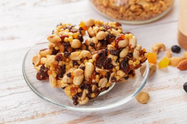 Granola barlar ahşap arka plan üzerinde