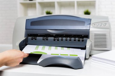 modern yazıcı üzerinde office kullanan kişi, yakın çekim