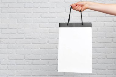 el kağıt torba tutarak