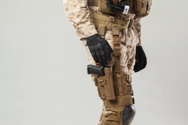 Kamuflajlı asker elinde tüfekle