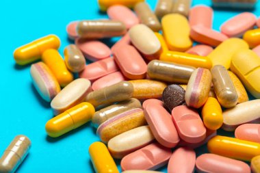 Mavi bir arka plan üzerinde hap saçılmış