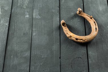 antika arka plan üzerinde eski paslı at nalı