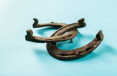 Eski paslı nal renkli arka plan üzerinde izole 