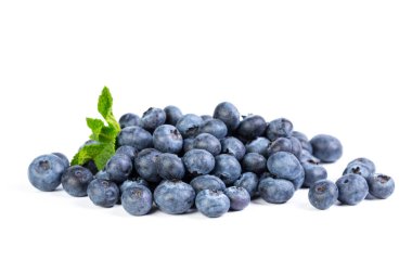 Beyaz arkaplanda yaban mersini izole edilmiş.