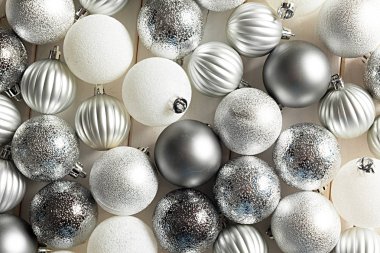 Beyaz arka plan üzerinde Noel ağacı için dekorasyon