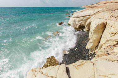 Sabah kayalık sahil doğal görünümünü