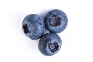 Beyaz arkaplanda yaban mersini izole edilmiş.