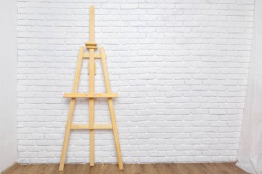 Modern ahşap şövale ayakta odasında