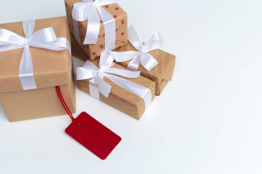 Beyaz masa üzerinde hediye kutuları