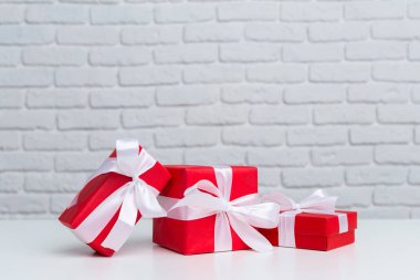 Beyaz masa üzerinde hediye kutuları