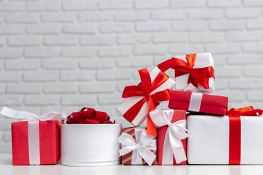 Beyaz masa şeritler ile hediye kutuları