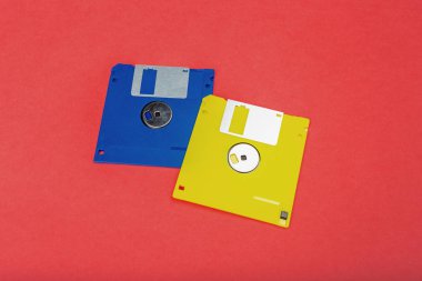 Bilgisayar disketleri renkli arka plan üzerinde yakın çekim 