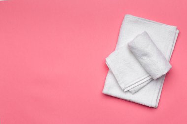 renkli arka plan üzerinde spa havlu üstten görünüm