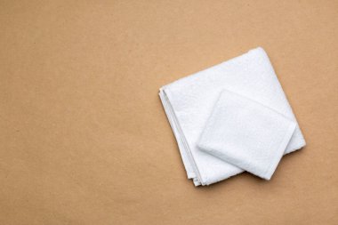 renkli arka plan üzerinde spa havlu üstten görünüm