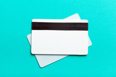 Banka kredi kartı renkli arka plan üzerinde