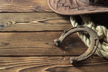 antika arka plan üzerinde eski paslı at nalı