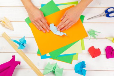 origami kağıt renkli arka plan üzerinde yakın çekim
