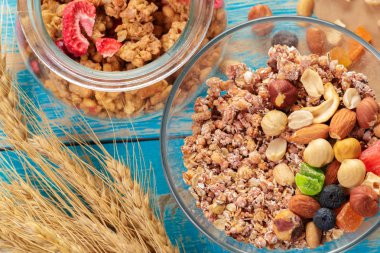 Gıda arka planını kase taze pişmiş ev yapımı granola