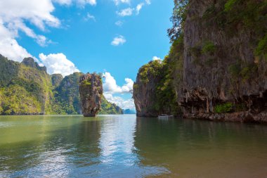 Deniz ve kayalarla dolu güzel bir manzara.