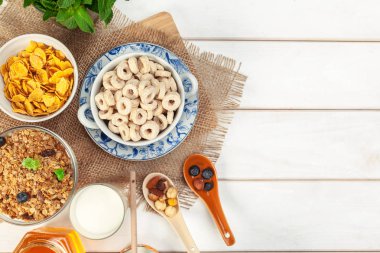 sağlıklı kahvaltı gevreği tablo ile yakın çekim 