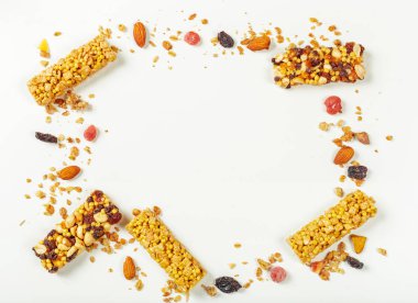 Beyaz arka plan üzerinde izole granola barlar.