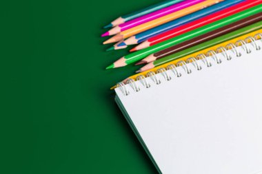 Defter ve renkli kalemler, eğitim kavramı 