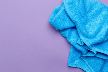 renkli arka plan üzerinde spa havlu üstten görünüm