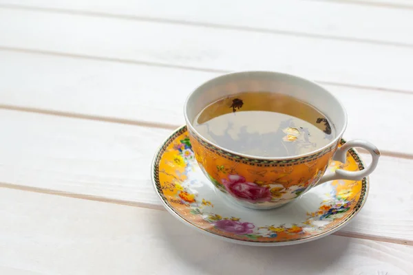 Beyaz Ahşap Masada Bir Fincan Çay — Stok fotoğraf