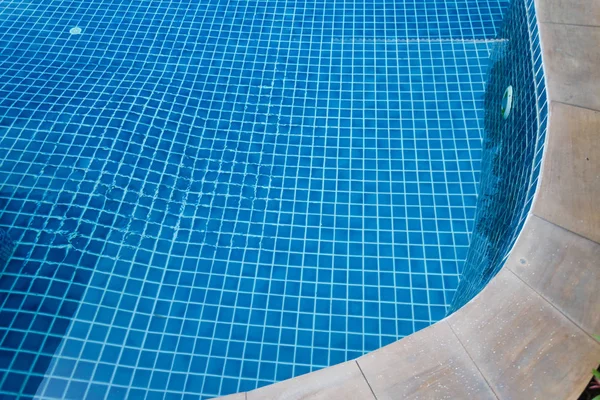 泳池内透明蓝水的近距离观察 — 图库照片
