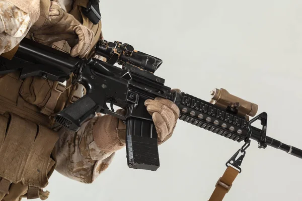 Soldado Rifle Sujeción Camuflaje — Foto de Stock