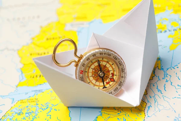 Origami Papír Hajó Egy Térképen Vezetés Utazás Koncepció — Stock Fotó
