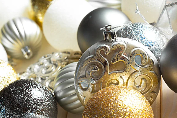 白い背景の上のクリスマス ツリーの装飾 — ストック写真