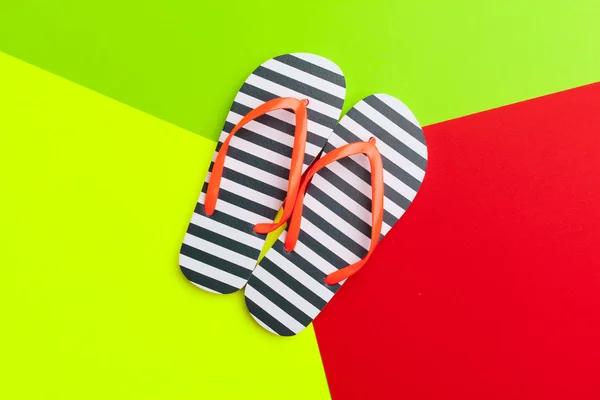 Close Van Vrouwelijke Strand Flip Flops Een Kleurrijke Achtergrond — Stockfoto