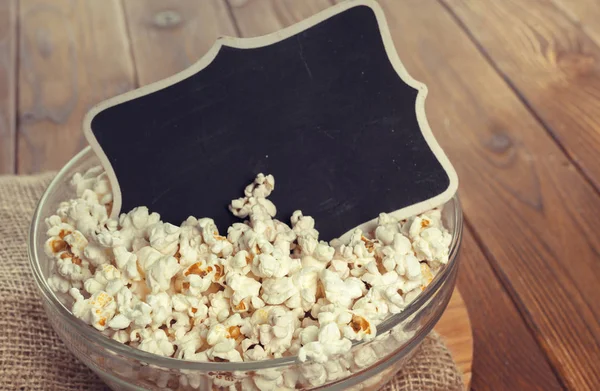 Nahaufnahme Von Salz Popcorn Der Schüssel Auf Dem Holztisch — Stockfoto