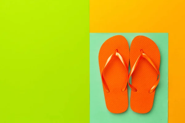 Close Van Vrouwelijke Strand Flip Flops Een Kleurrijke Achtergrond — Stockfoto