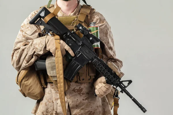 Soldat Camouflage Tenant Fusil — Photo