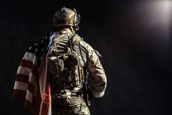 Soldat Mit Maschinengewehr Und Nationalflagge — Stockfoto