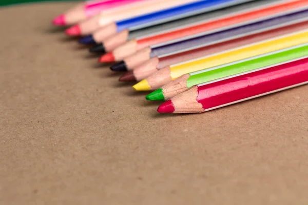 笔记本和彩色铅笔 教育理念 — 图库照片