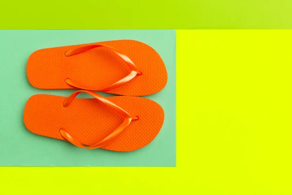 Närbild Kvinnliga Beach Flip Flops Färgstark Bakgrund — Stockfoto