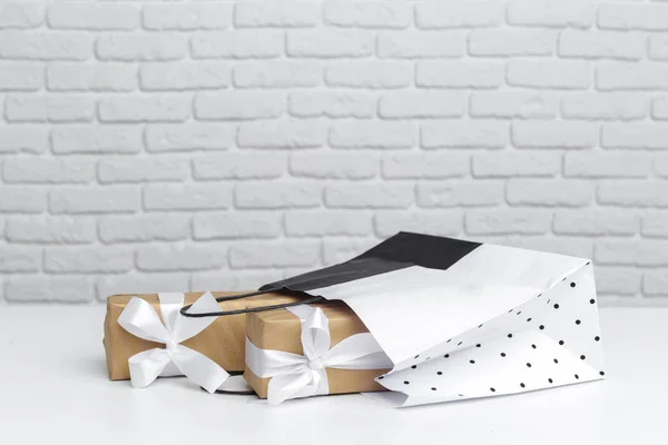 Kağıt Alışveriş Çantası Masada Hediye Kutuları Yakın Çekim — Stok fotoğraf