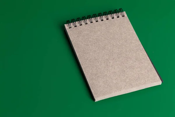 Primer Plano Del Cuaderno Sobre Fondo Verde — Foto de Stock