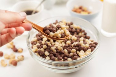 masanın üzerinde sağlıklı müsli kâse, yakın çekim