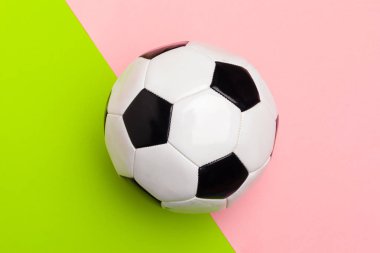 Futbol topu renkli arka plan üzerinde Kapat