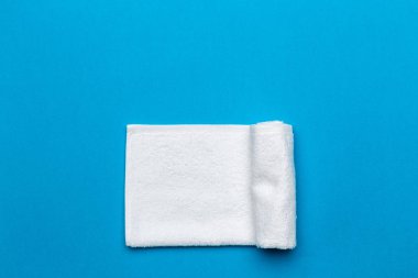 renkli arka plan üzerinde spa havlu üstten görünüm
