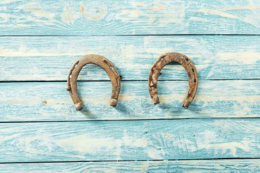 antika arka plan üzerinde eski paslı at nalı