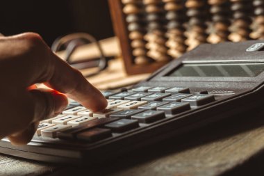 hesap makinesi ve Vintage ahşap abacus kapat