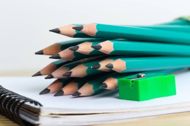 kalemtıraş ve kalemler kapat