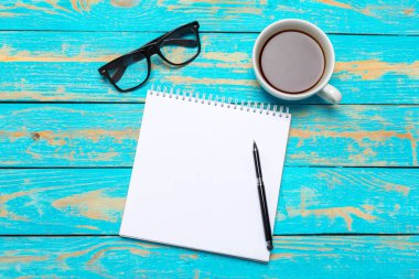 Kahve ile defter ahşap masa