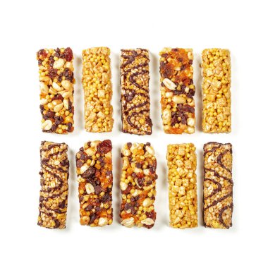 Beyaz arka plan üzerinde izole granola barlar.