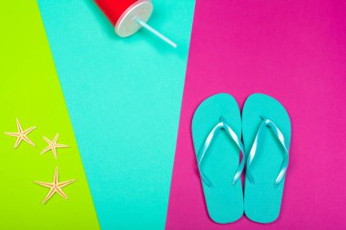 Kadın plaj renkli arka plan üzerinde flip flop, yakın çekim
